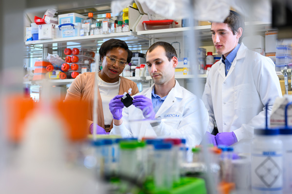 Paula Hammond, Ivan Pires, Ezra Gordon in a lab